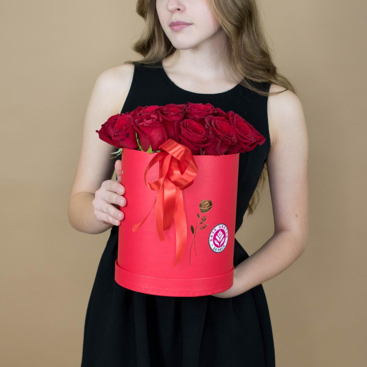 Красная роза в шляпной коробке