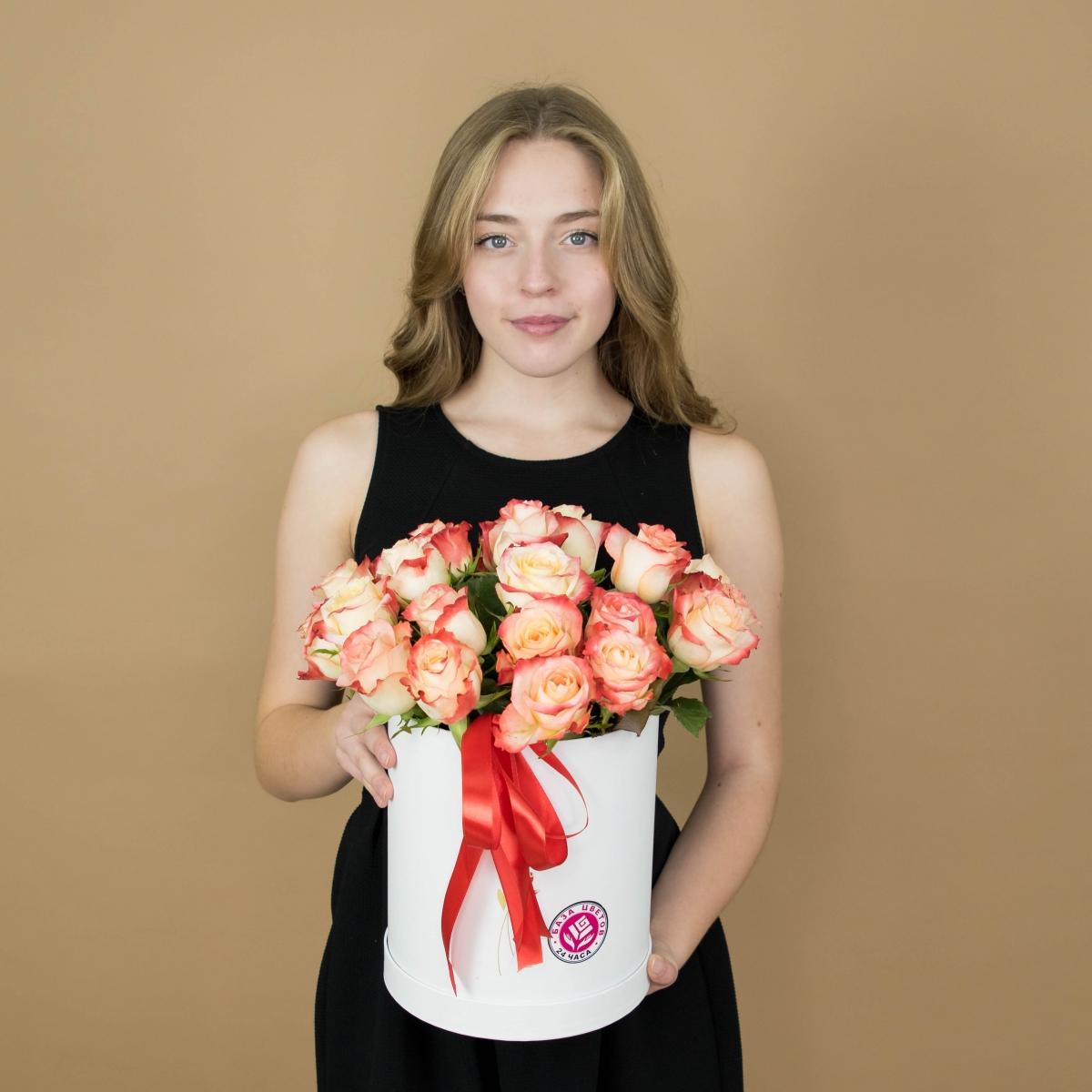 Розы красно-белые в шляпной коробке (артикул букета - 598vlg)