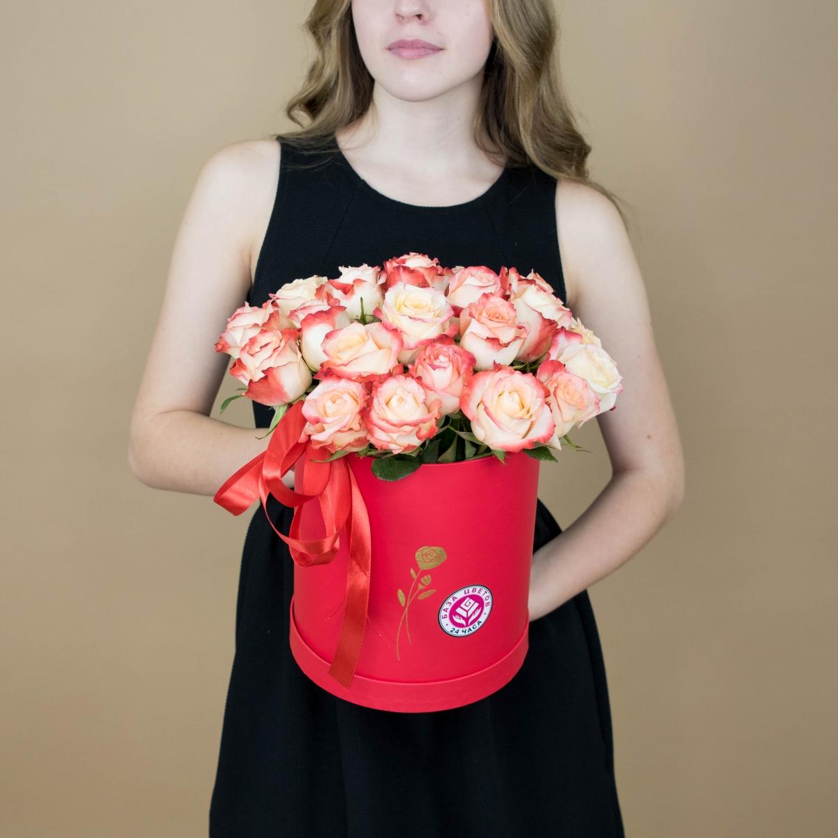 Розы красно-белые в шляпной коробке (артикул букета - 598vlg)