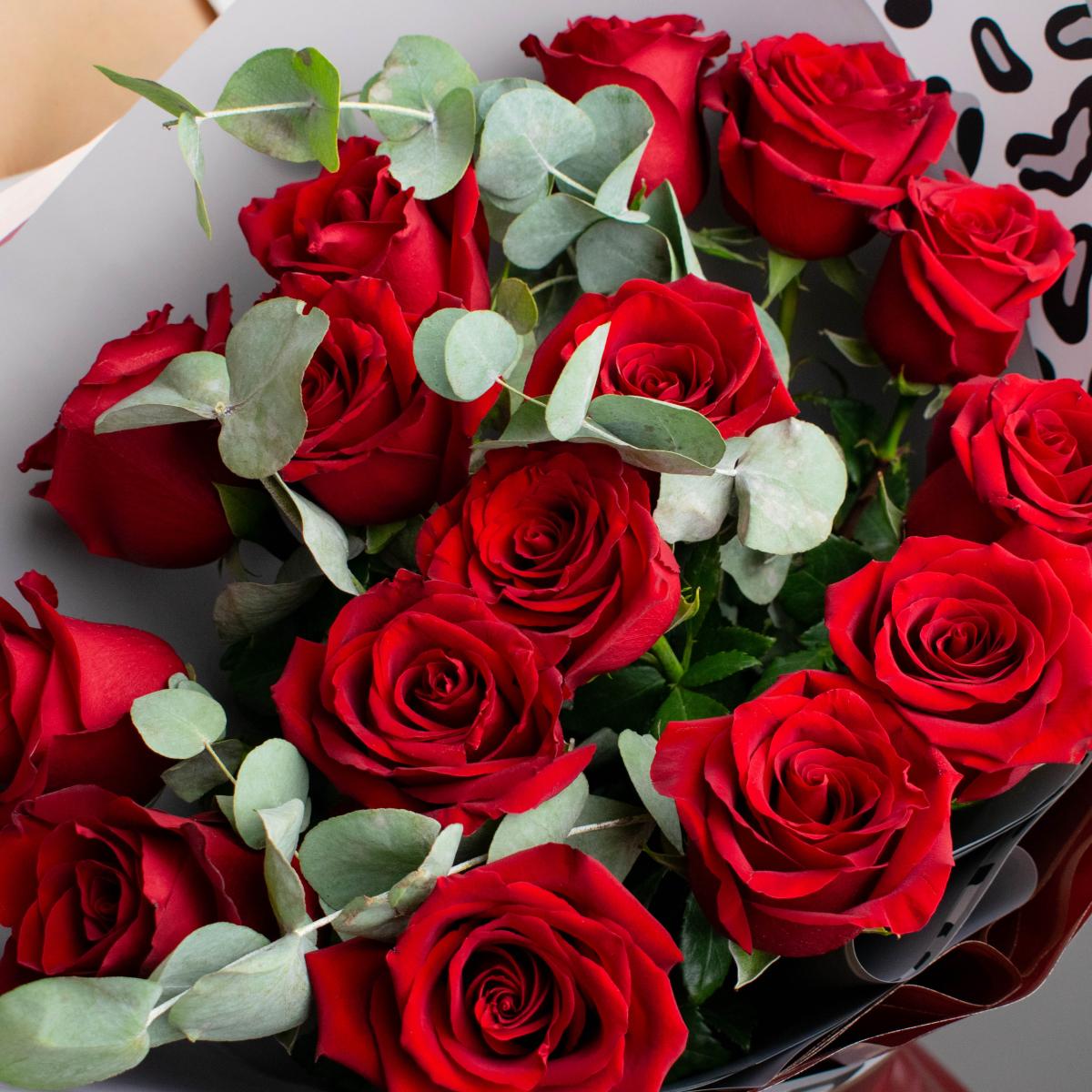 15 красных роз с листьями эвкалипта
