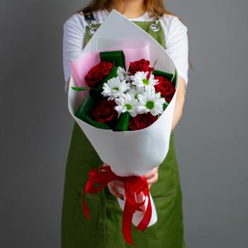 Букет из 5 красных роз с хризантемой